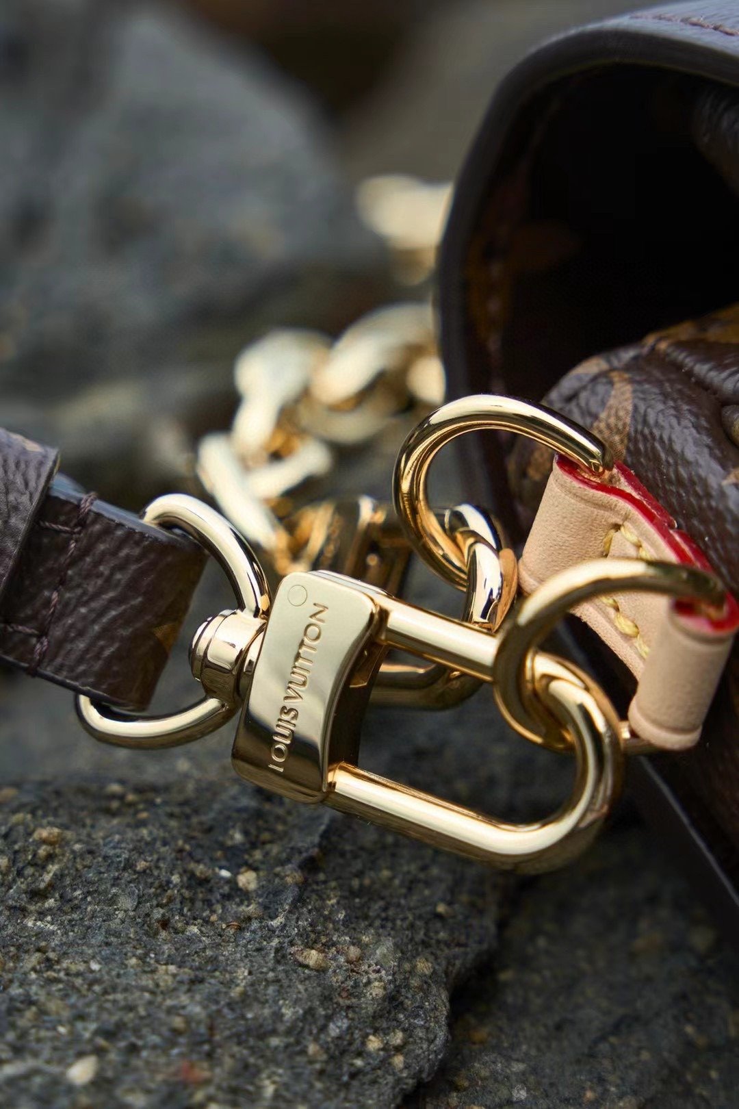 LV POCHETTE MTIS EAST WEST M46279