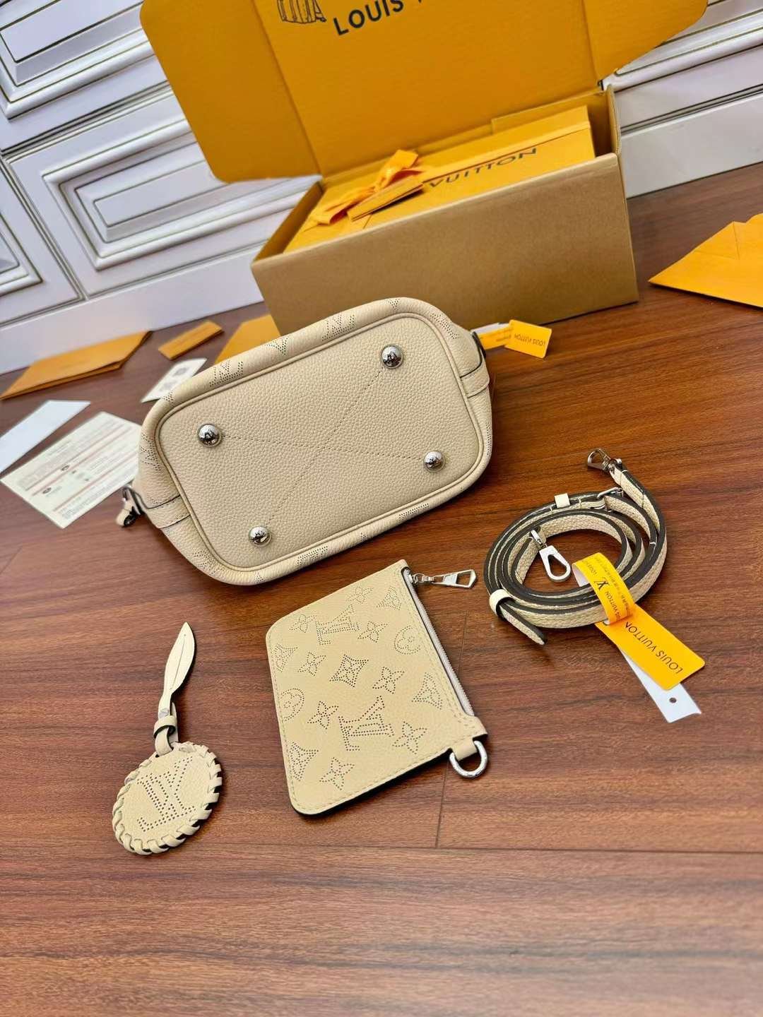 L V M21849 Cowhide shopping bag