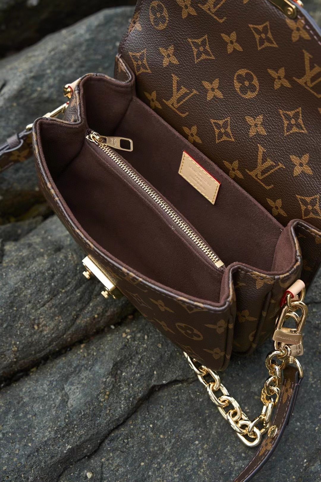 LV POCHETTE MTIS EAST WEST M46279