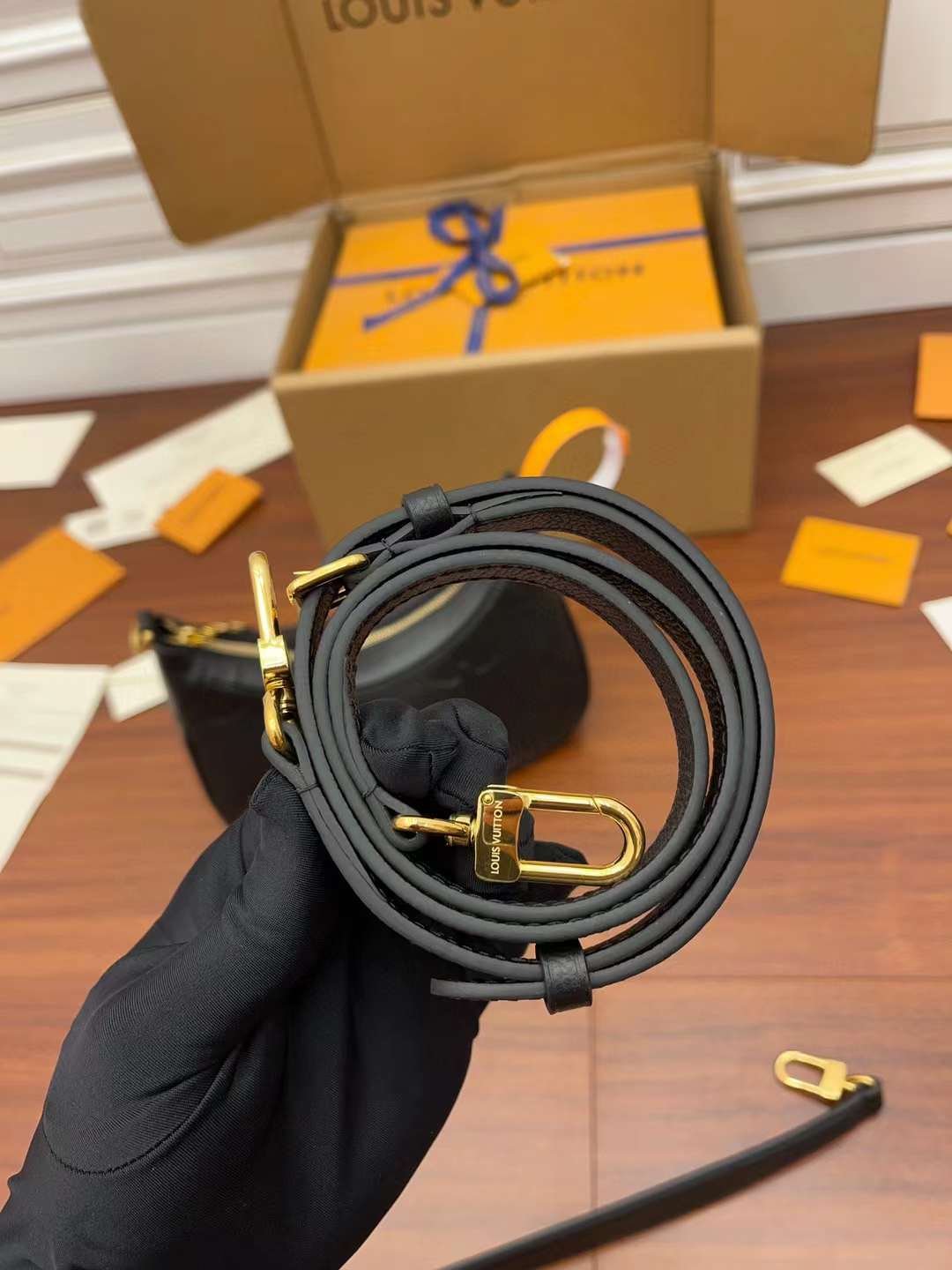 LV M46002 One shoulder underarm bag