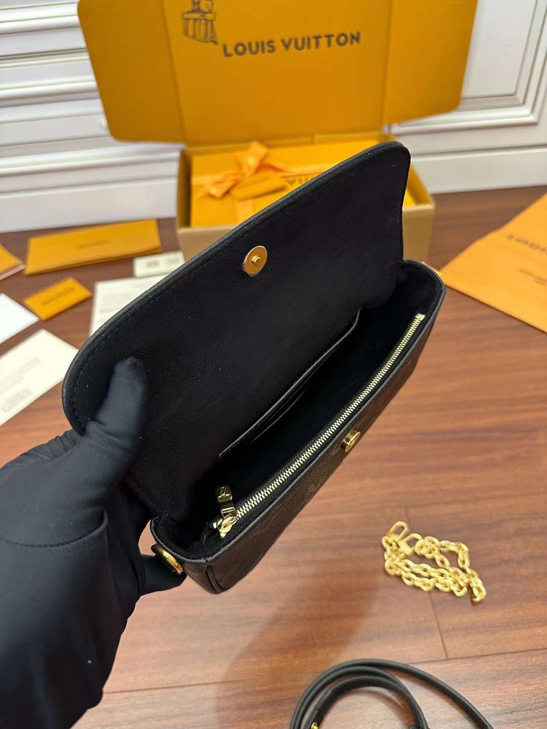 LV  M82154 Wallet on Chain Ivy