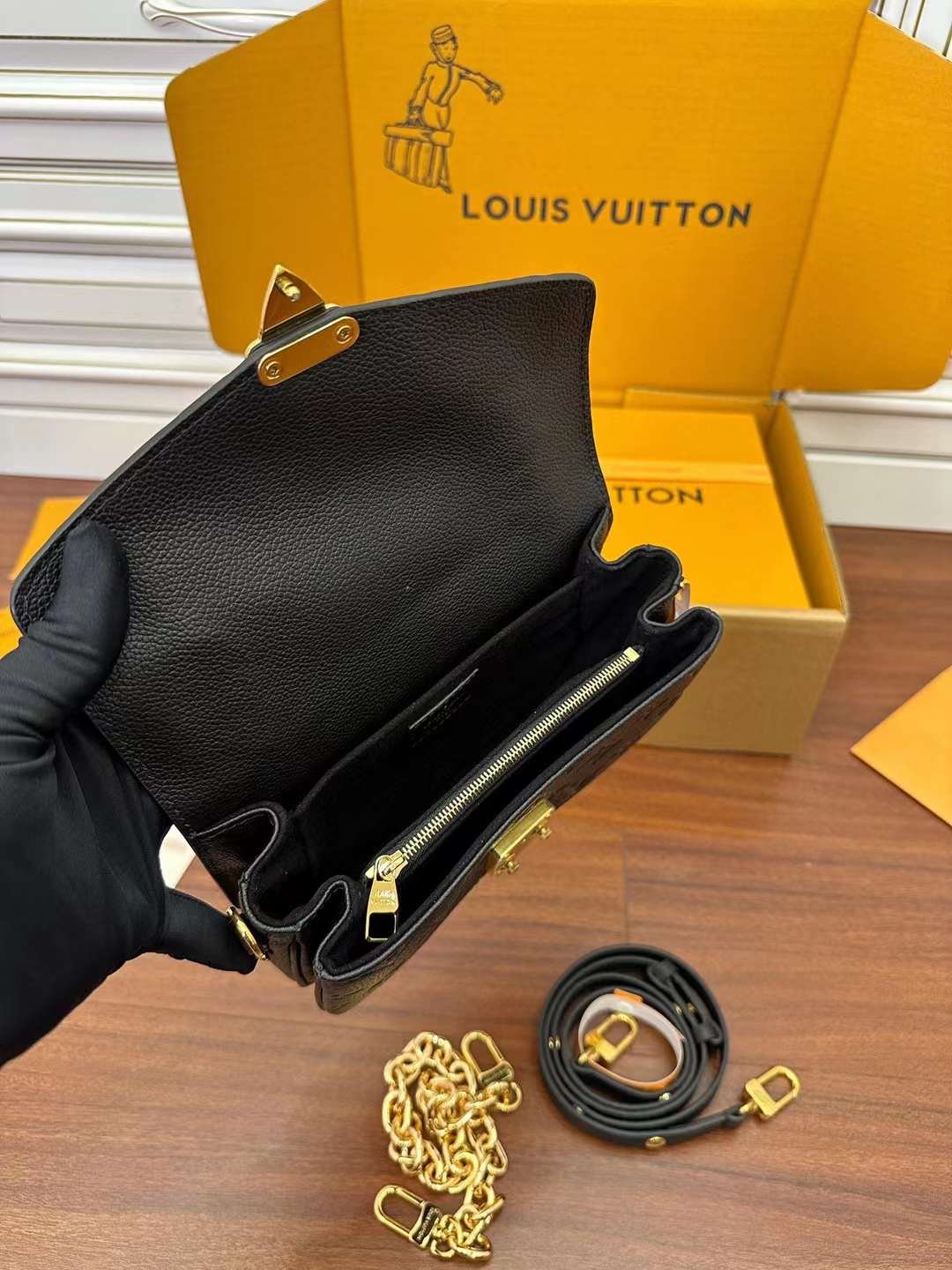 LV Pochette Métis East West