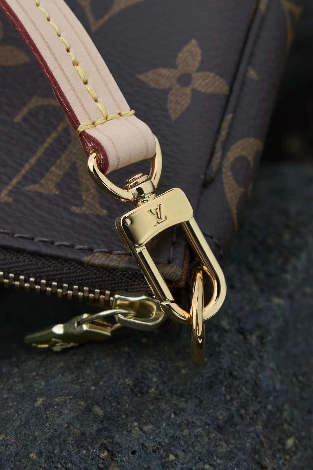 LV Pochette Accessoires Bag M40712