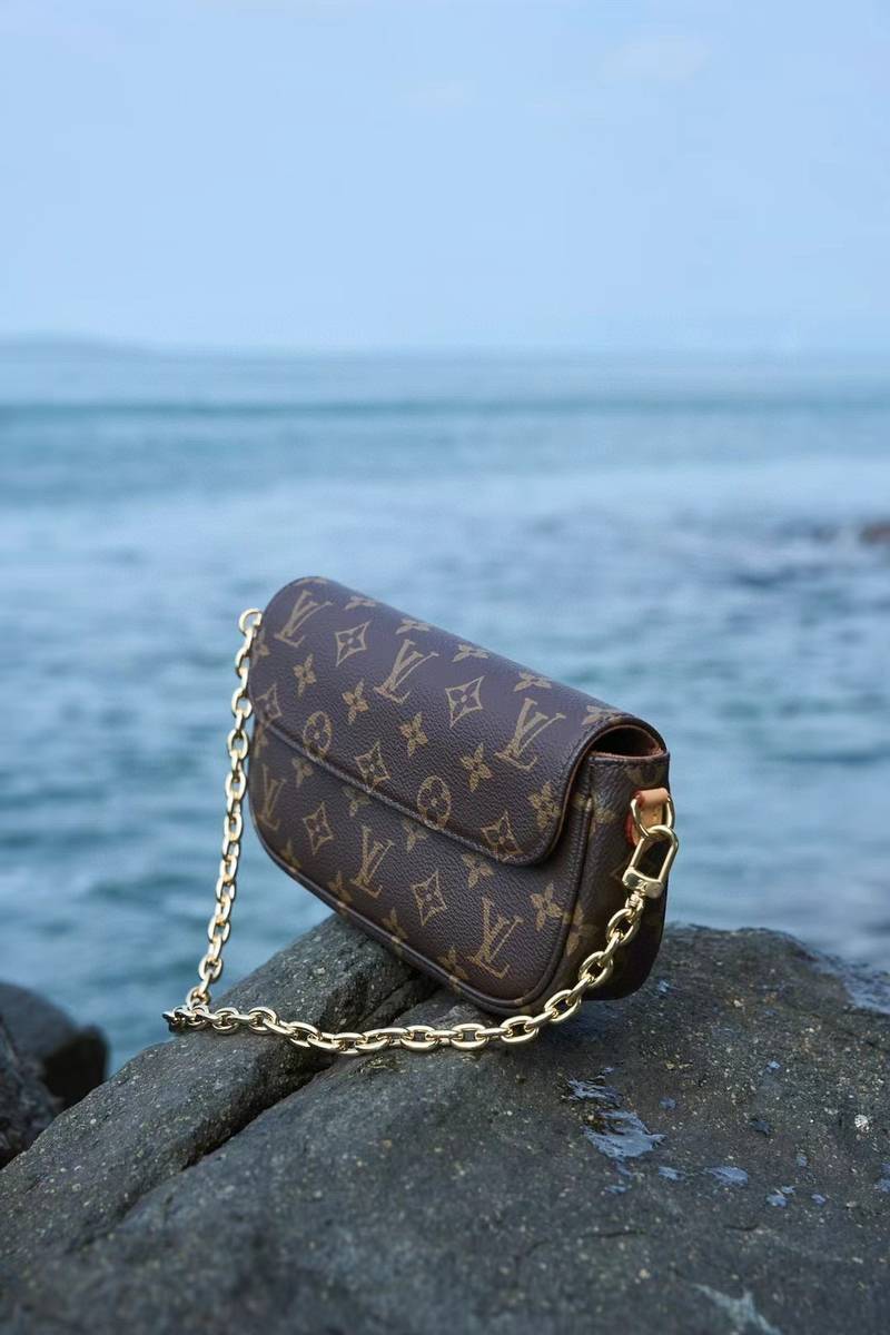 LV WALLET ON CHAIN IVY M81911