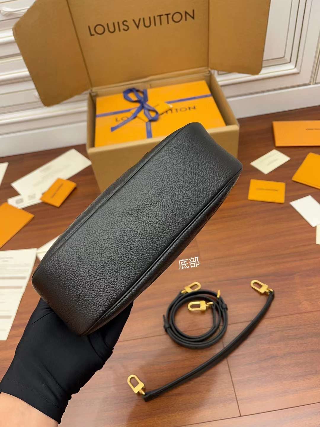 LV M46002 One shoulder underarm bag