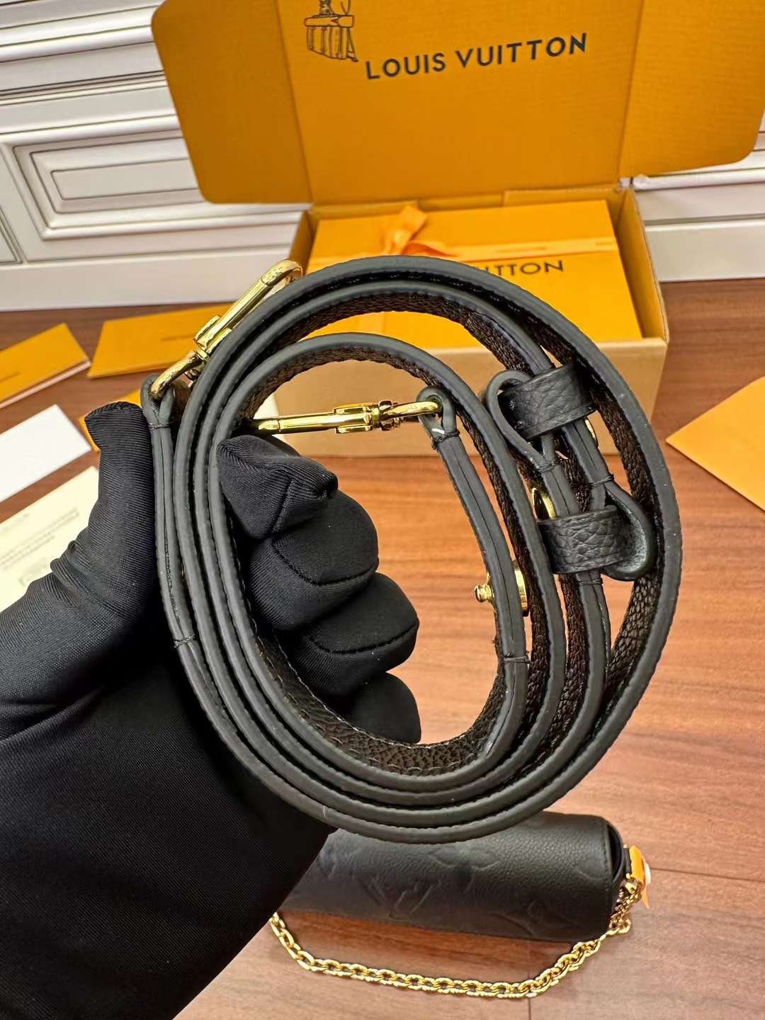 LV  M82154 Wallet on Chain Ivy