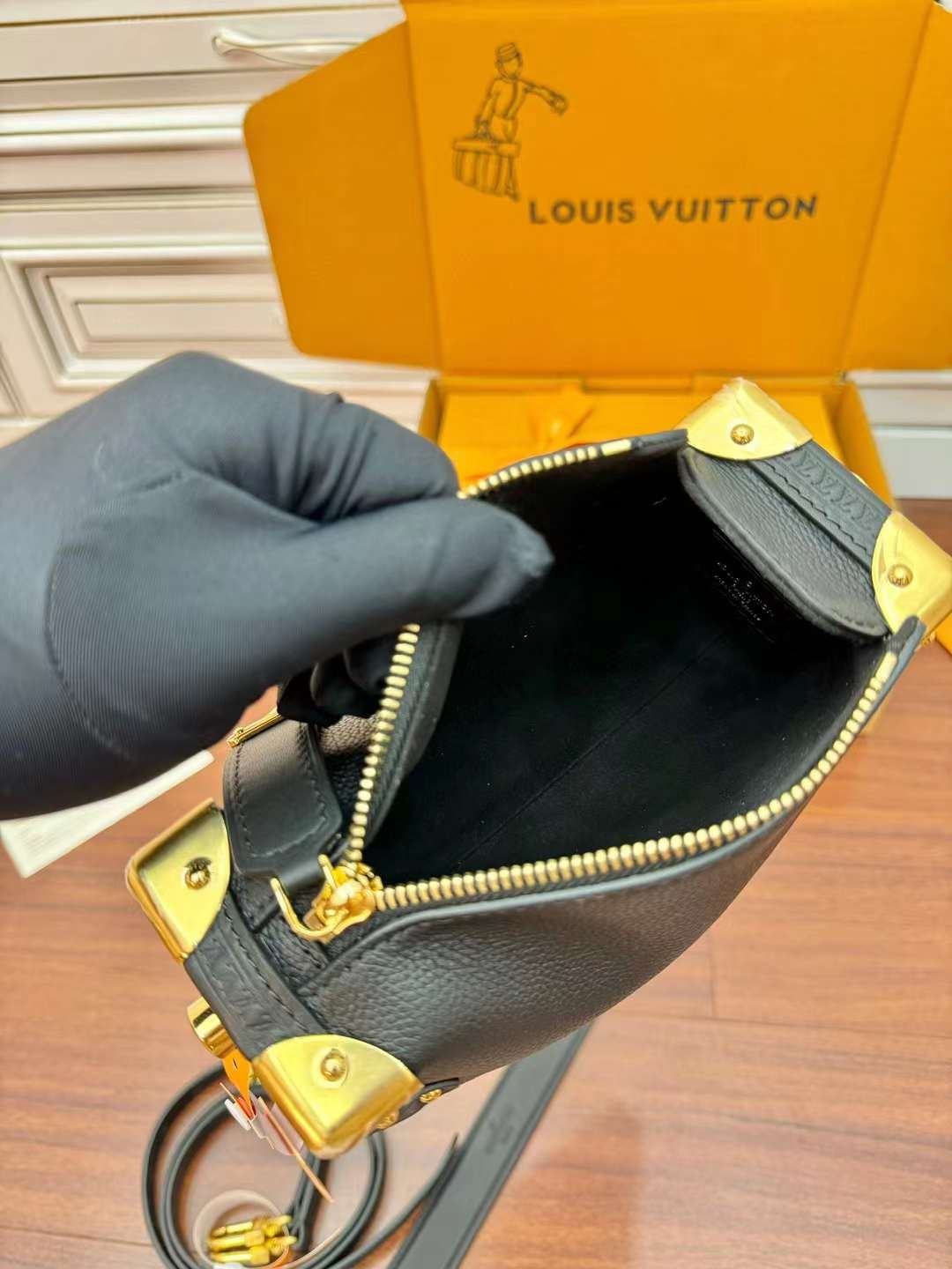 L V Side Trunk PM M423817