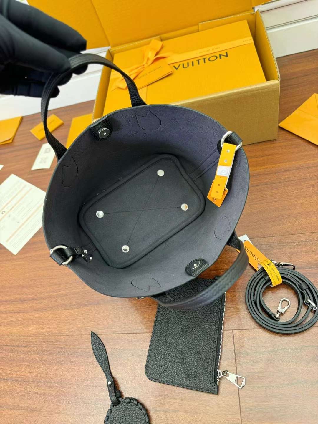 L V M21848 Cowhide shopping bag