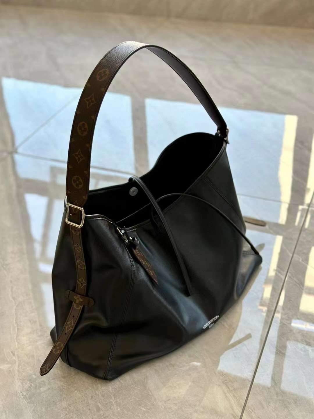 LV CARRYALL DARK MM BAG