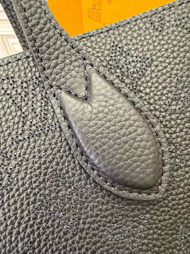 L V M21848 Cowhide shopping bag