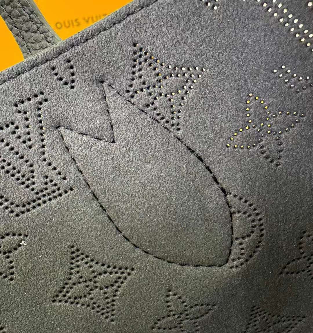 L V M21848 Cowhide shopping bag