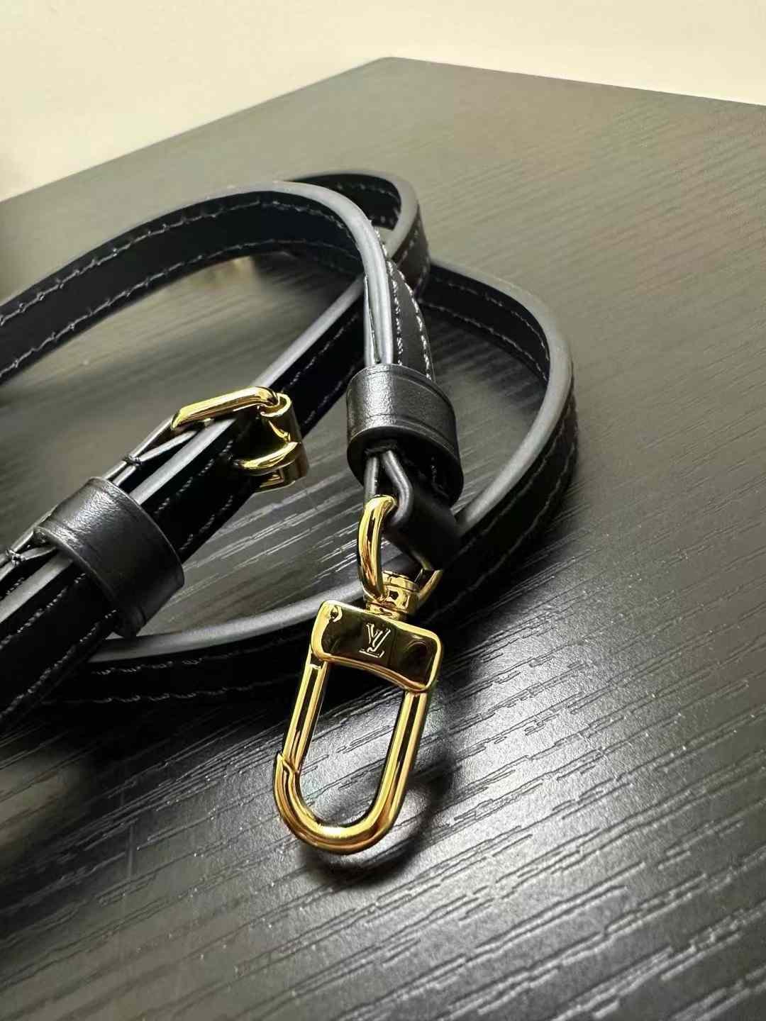 LV VANITY CHAIN POUCH M47125