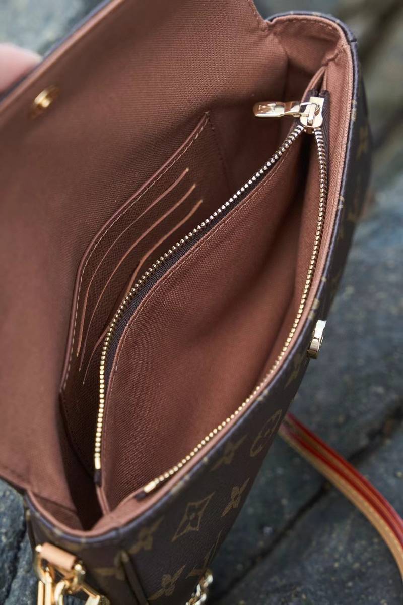 LV WALLET ON CHAIN IVY M81911