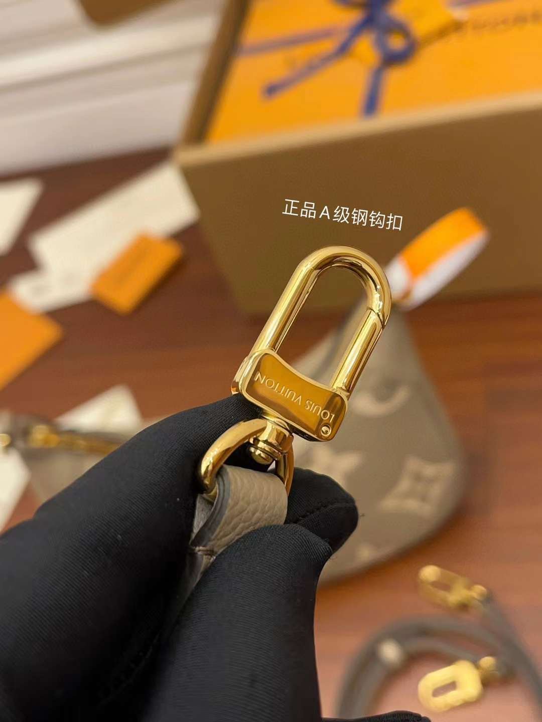 LV M46112 One shoulder underarm bag