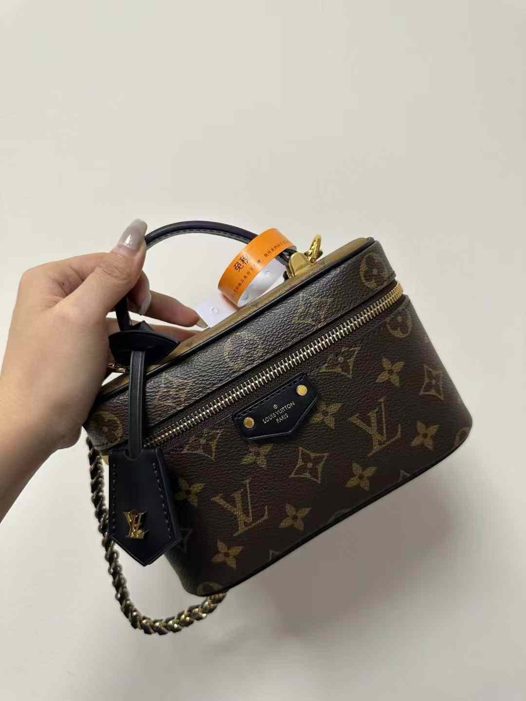 LV VANITY CHAIN POUCH M47125