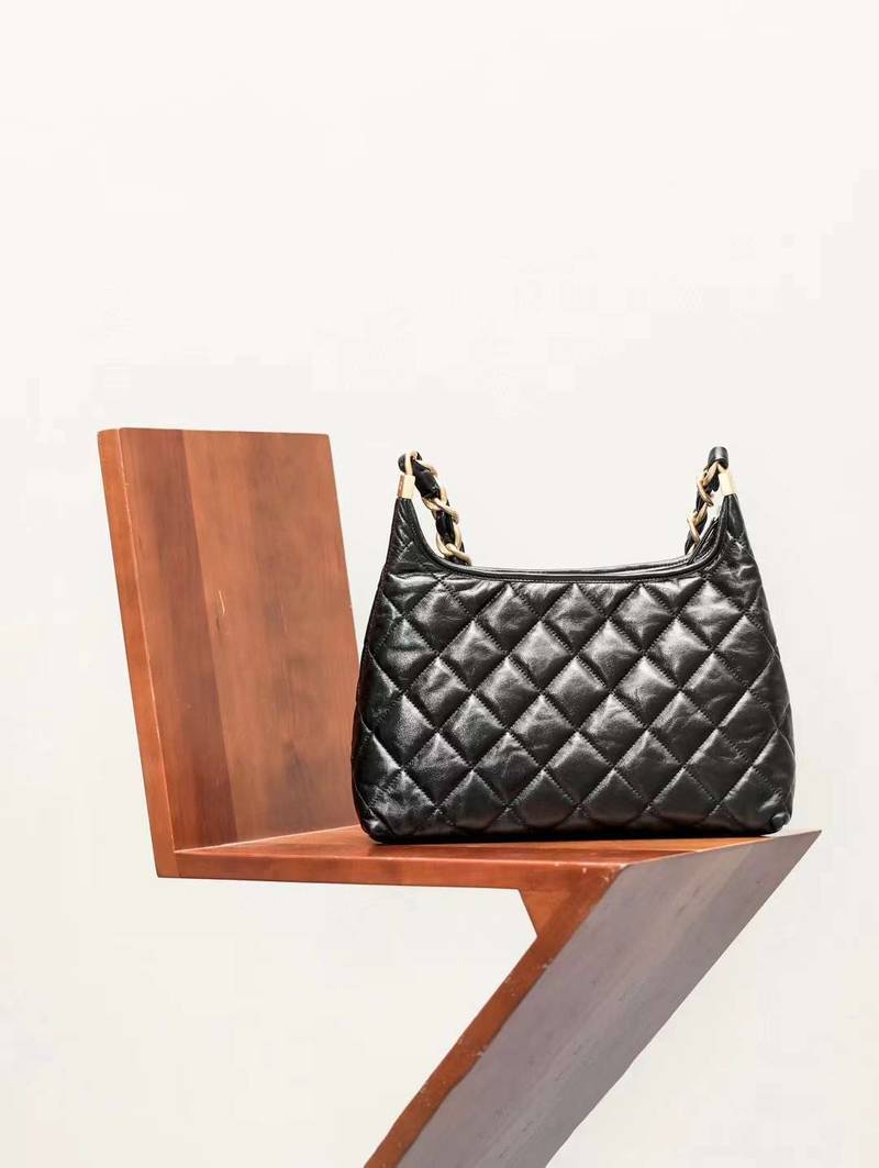 CHANEL 24A  Wandering underarm bag
