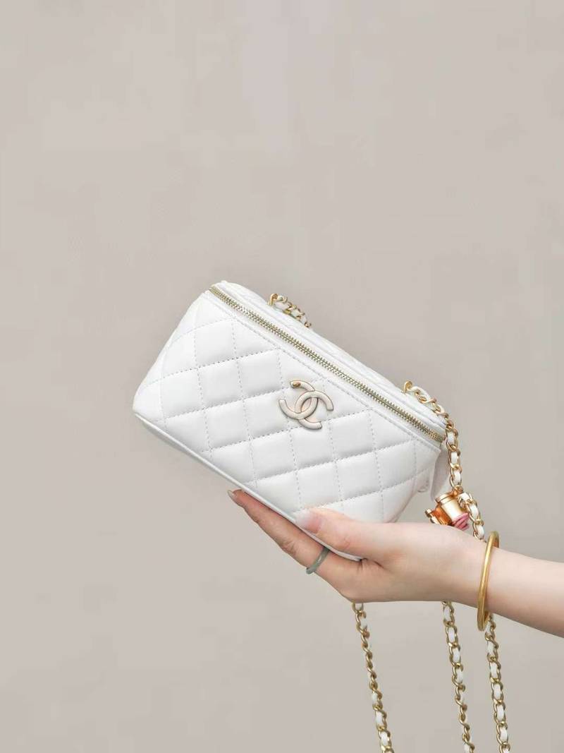 CHANEL 24A clutch with chain