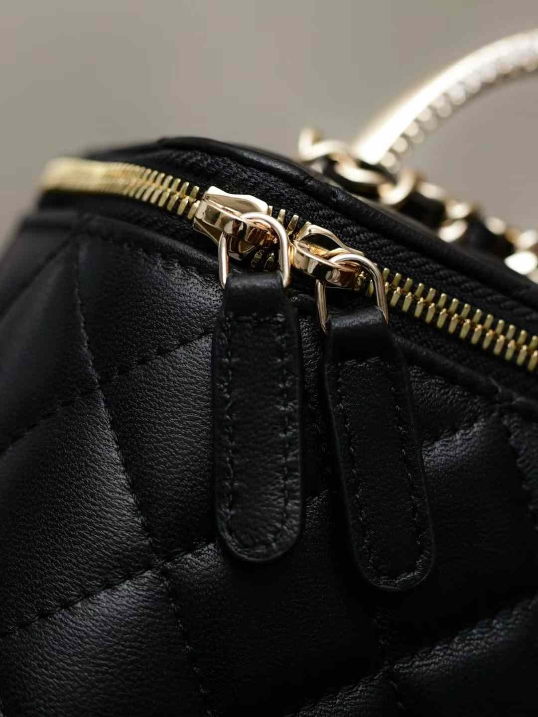 CHANEL 24K Chain box bag