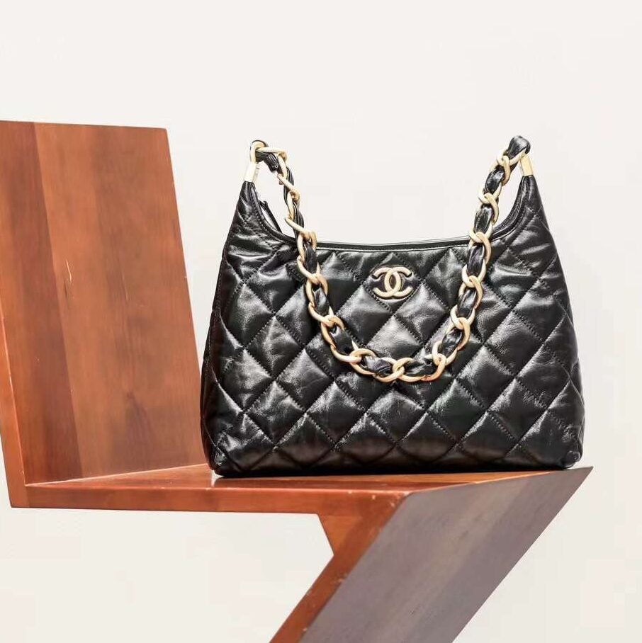 CHANEL 24A  Wandering underarm bag