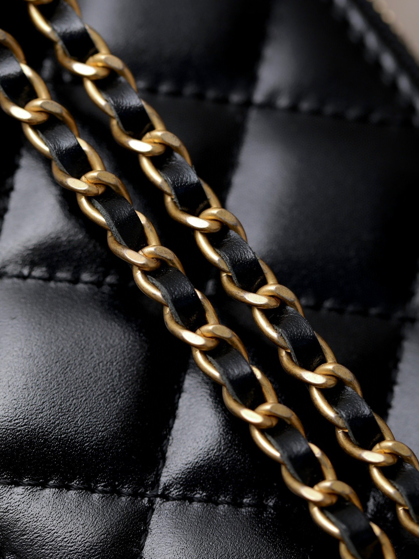 CHANEL 24C Vanity With Chain