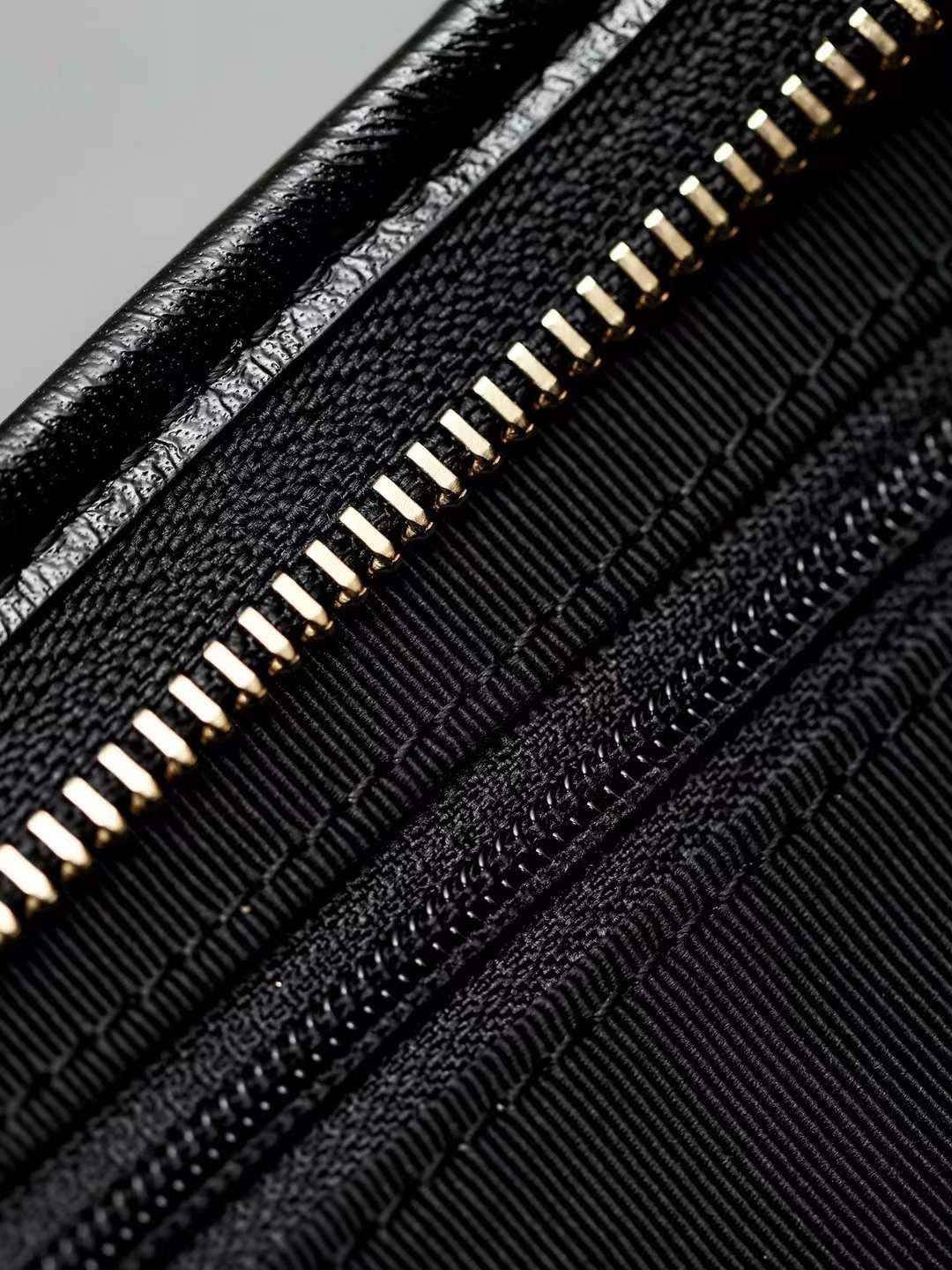 CHANEL 24A  Wandering underarm bag