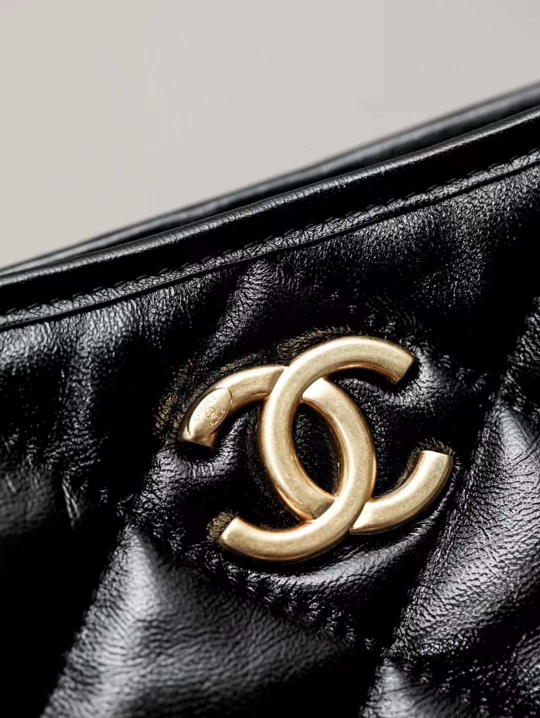 CHANEL 24A  Wandering underarm bag