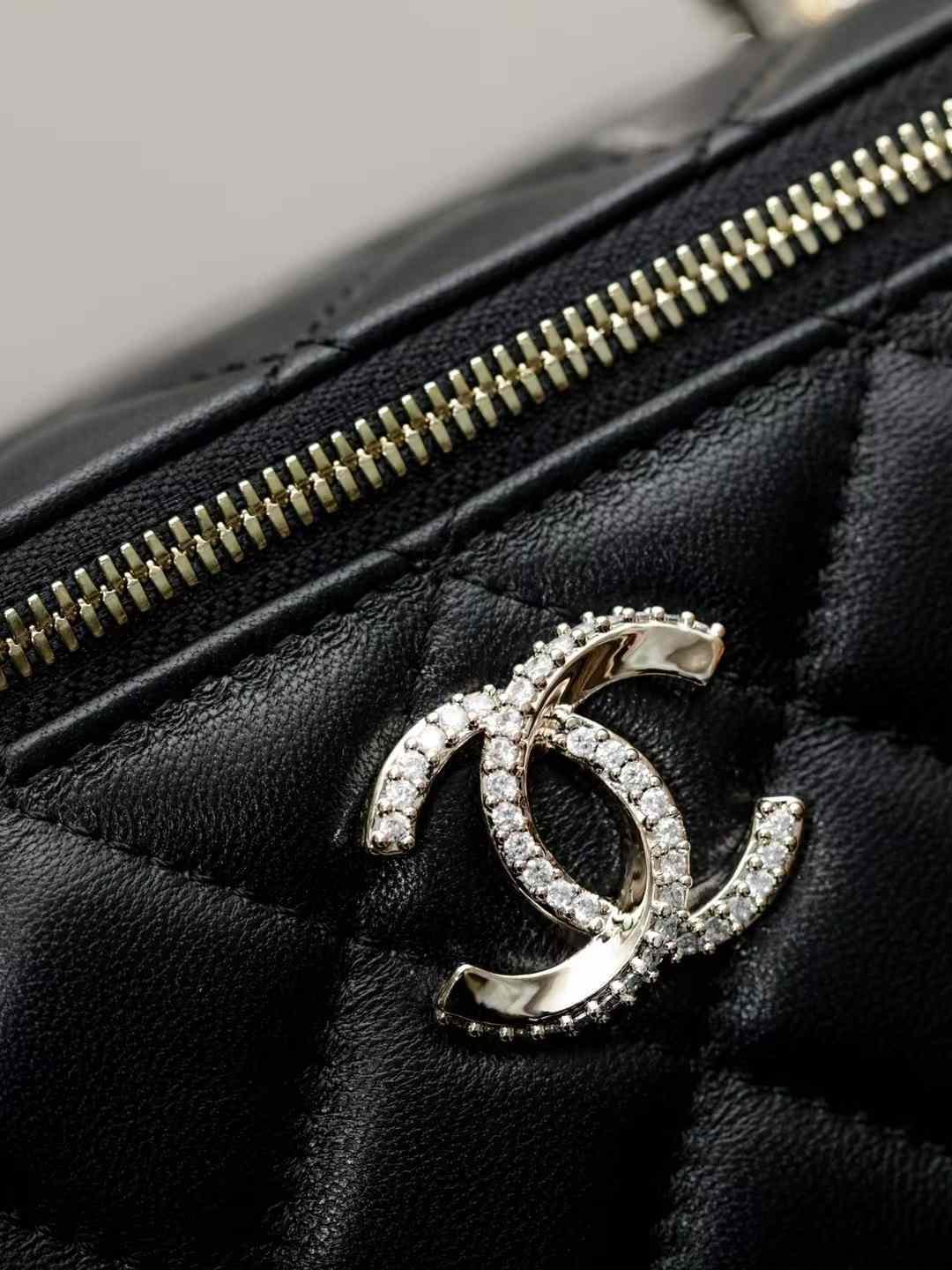 CHANEL 24K Chain box bag