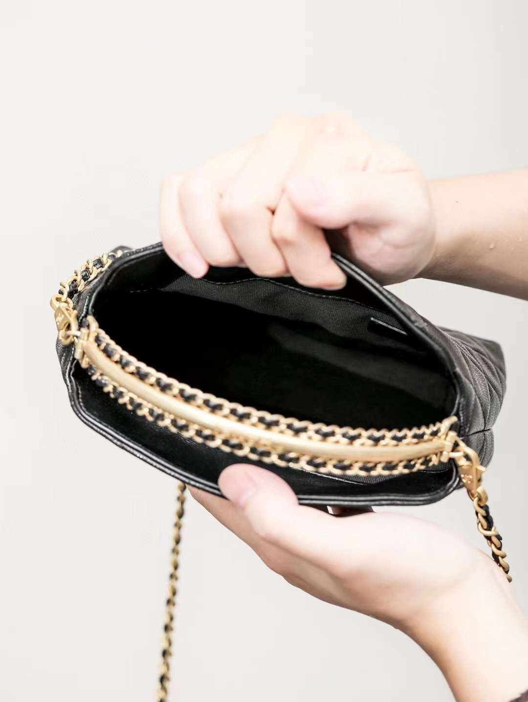CHANEL 24A CLUTCH WITH CHAIN