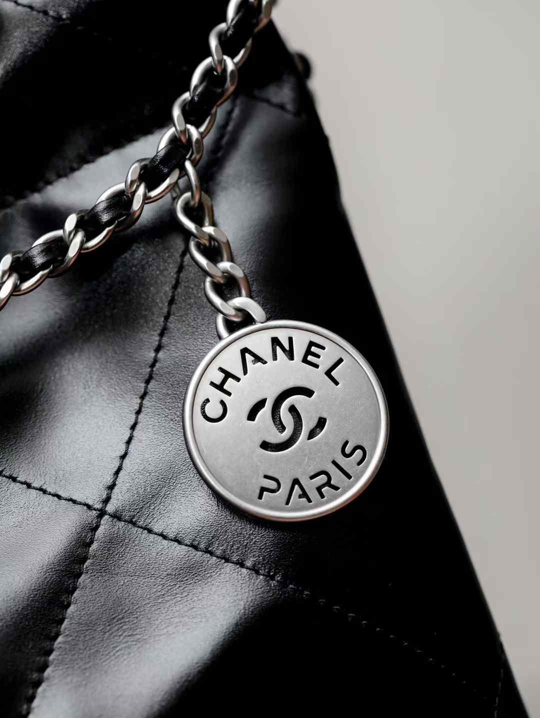 CHANEL 22 Mini Bag