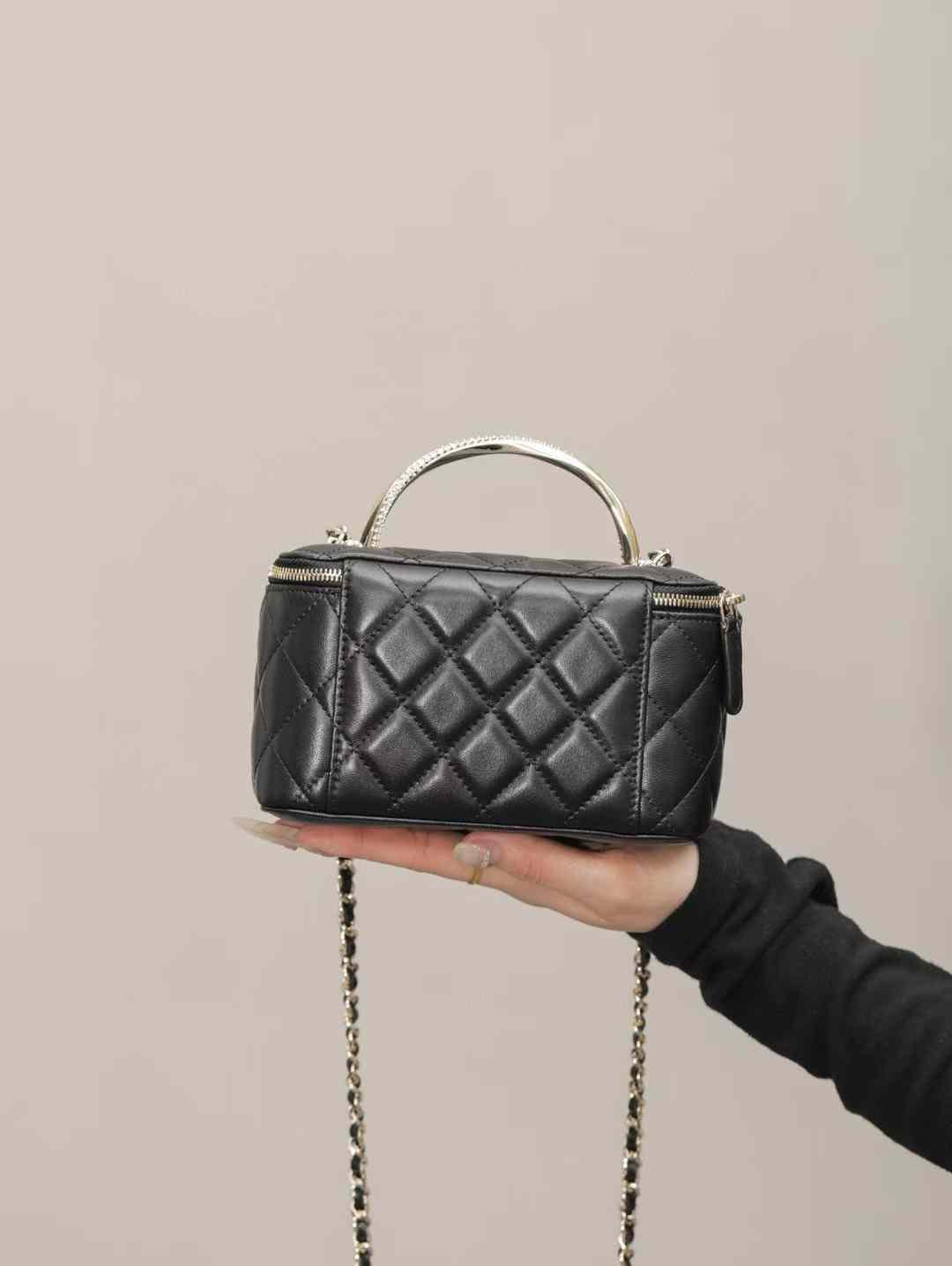 CHANEL 24K Chain box bag