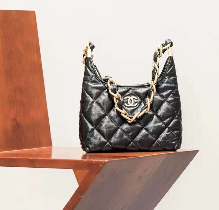 CHANEL 24A  Wandering underarm bag