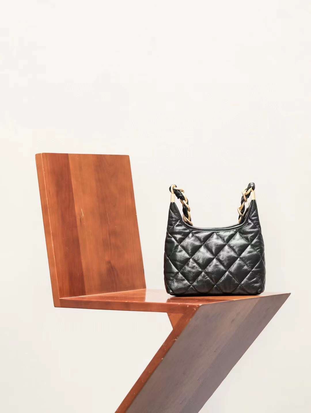 CHANEL 24A  Wandering underarm bag