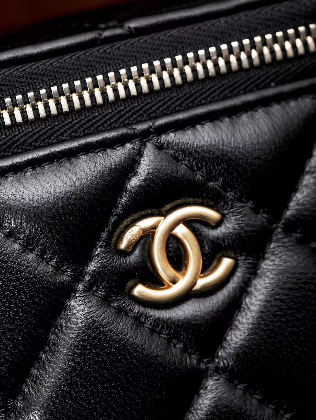 CHANEL 2024 NEW Classic golden ball red envelope