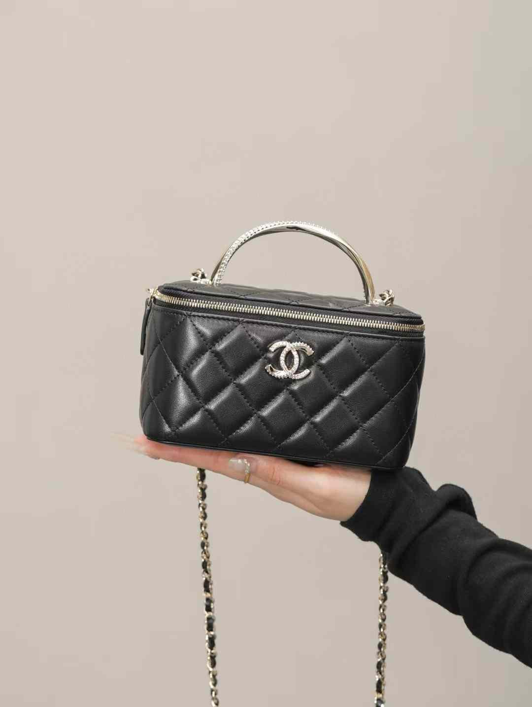 CHANEL 24K Chain box bag