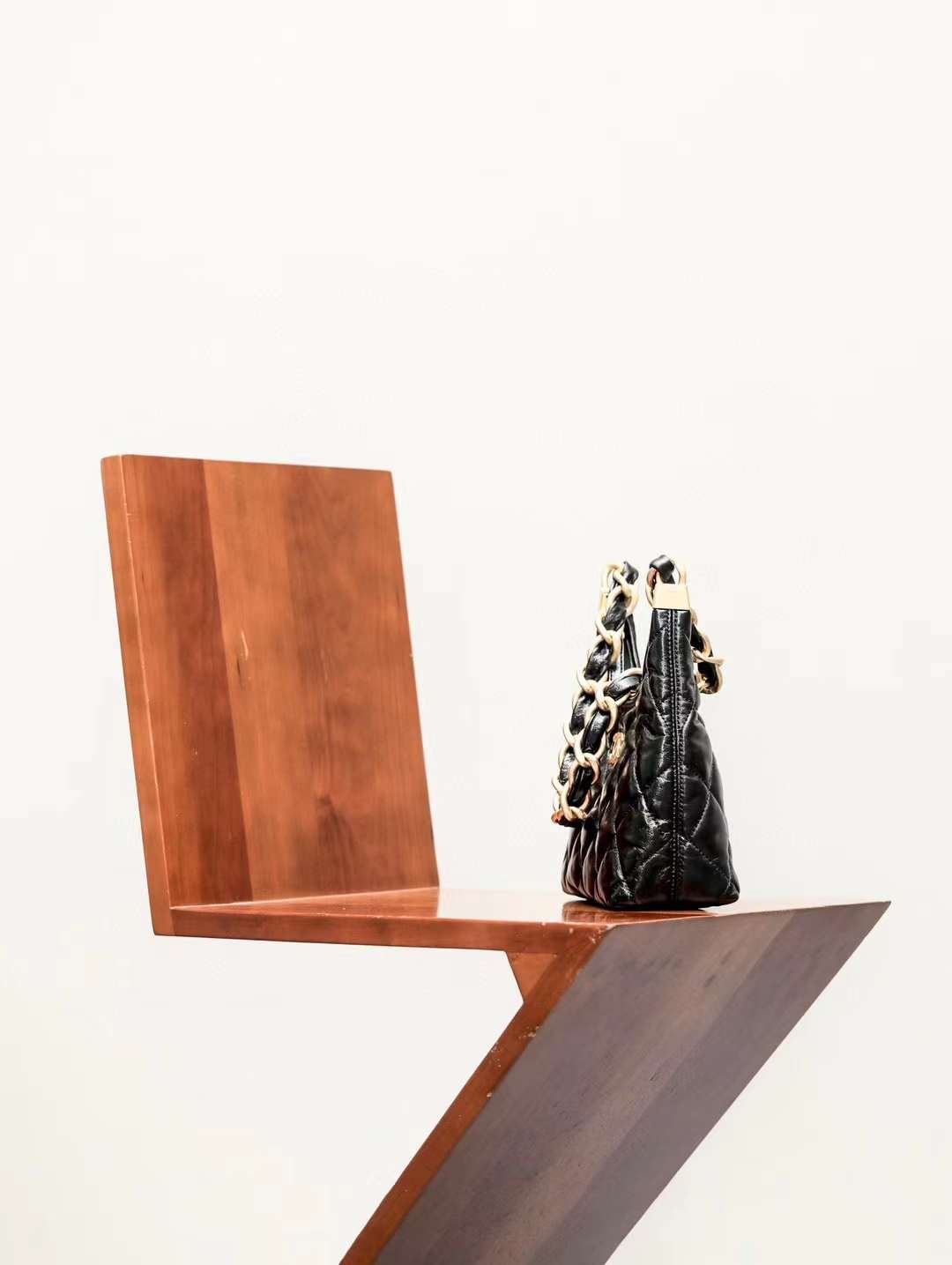 CHANEL 24A  Wandering underarm bag