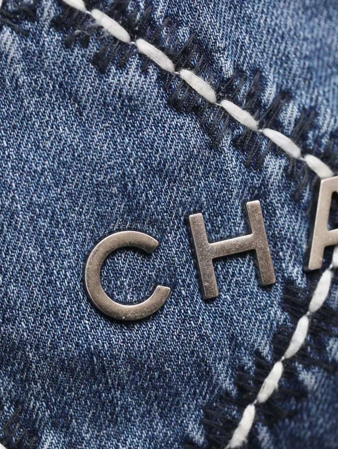 CHANEL 22 MINI HANDBAG