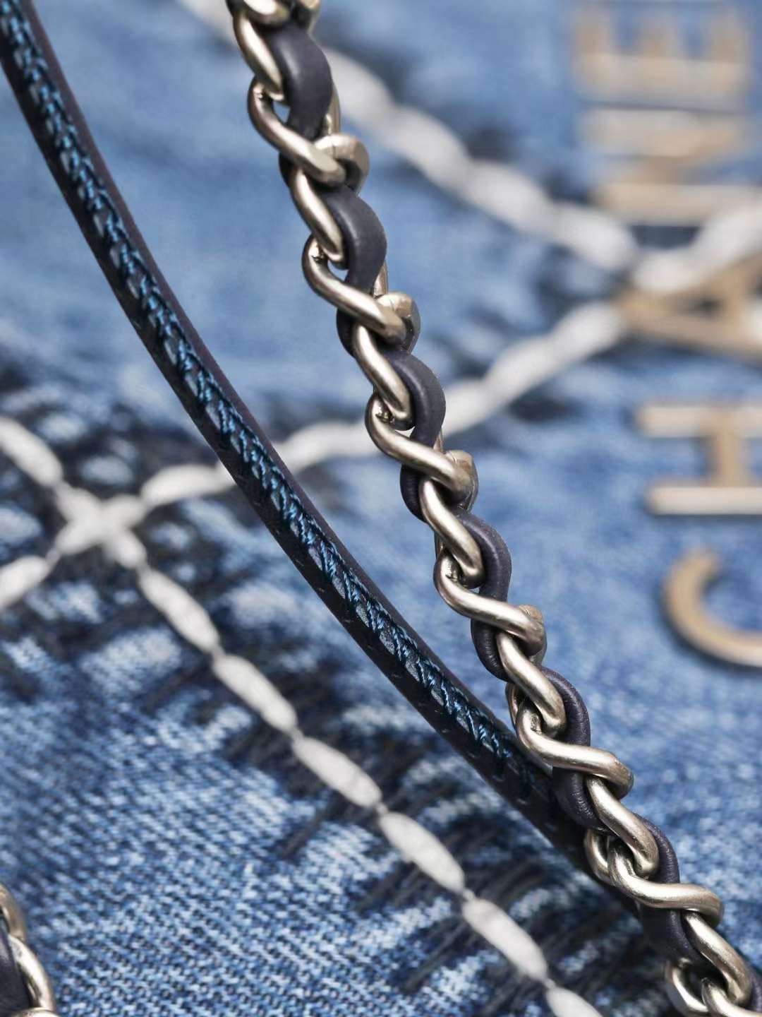 CHANEL 22 MINI HANDBAG