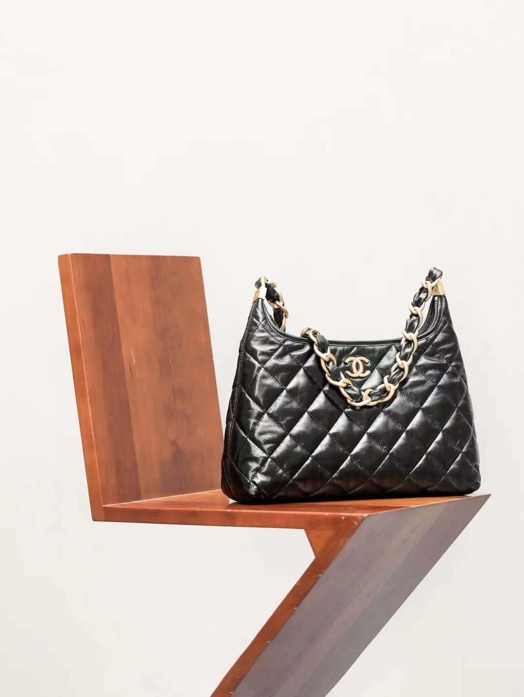 CHANEL 24A  Wandering underarm bag