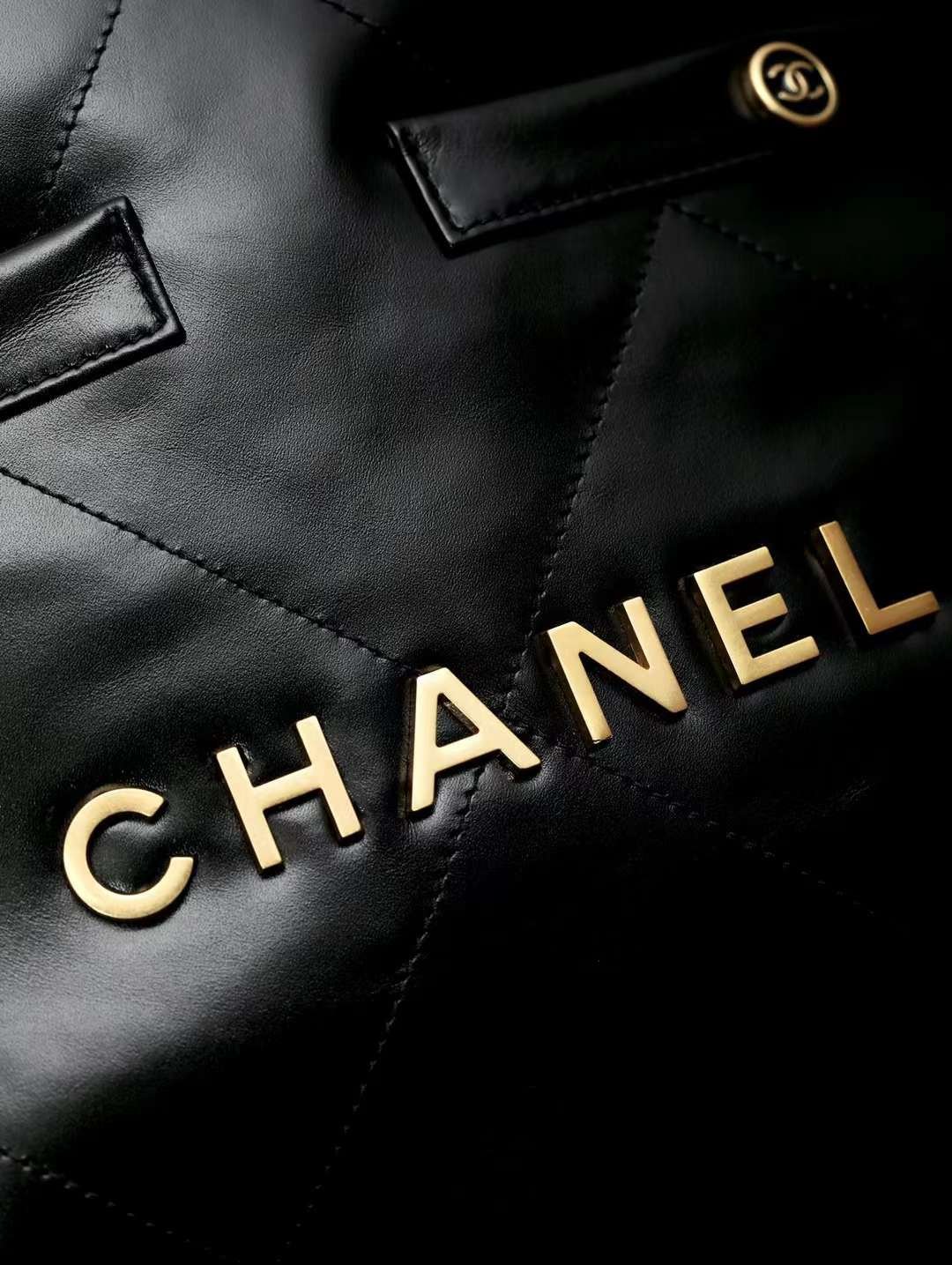 CHANEL 22 Handbag