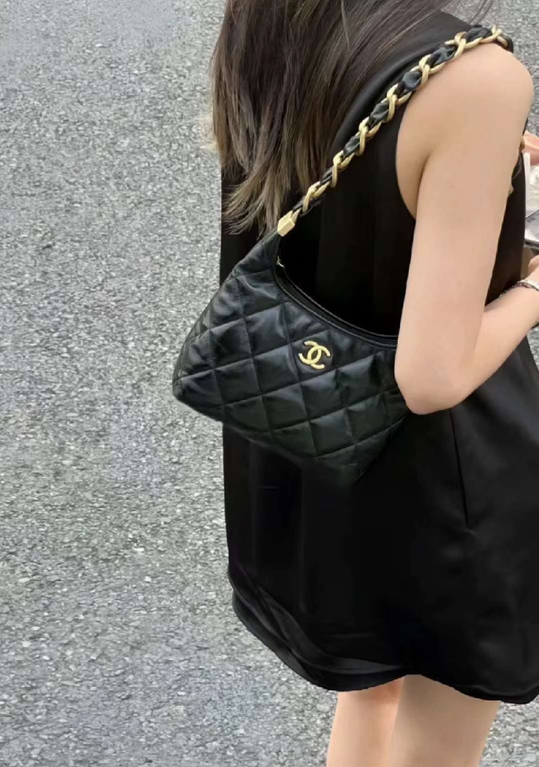 CHANEL 24A  Wandering underarm bag