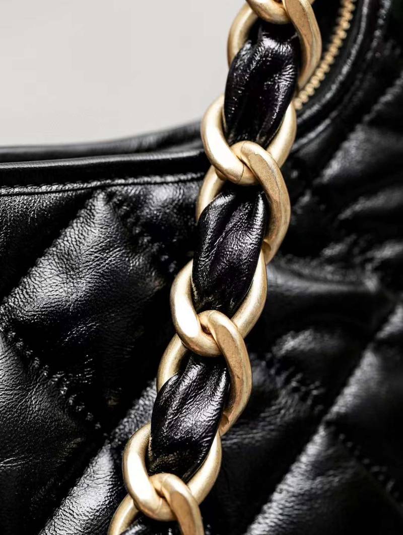 CHANEL 24A  Wandering underarm bag