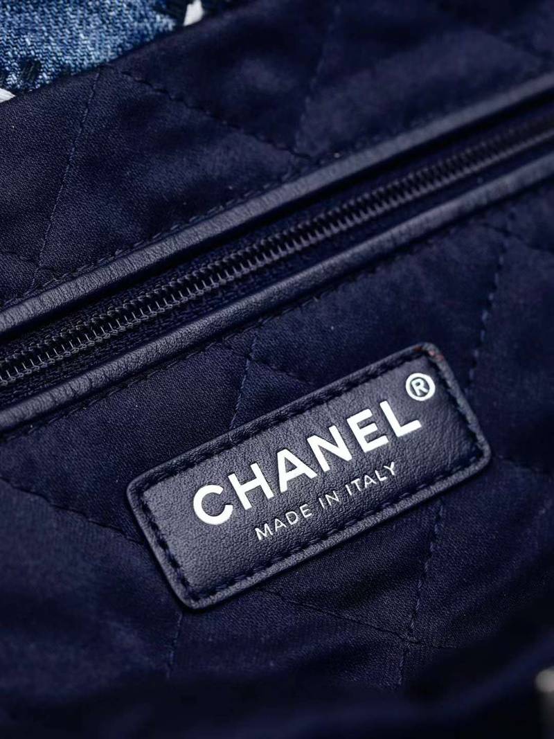 CHANEL 22  HANDBAG