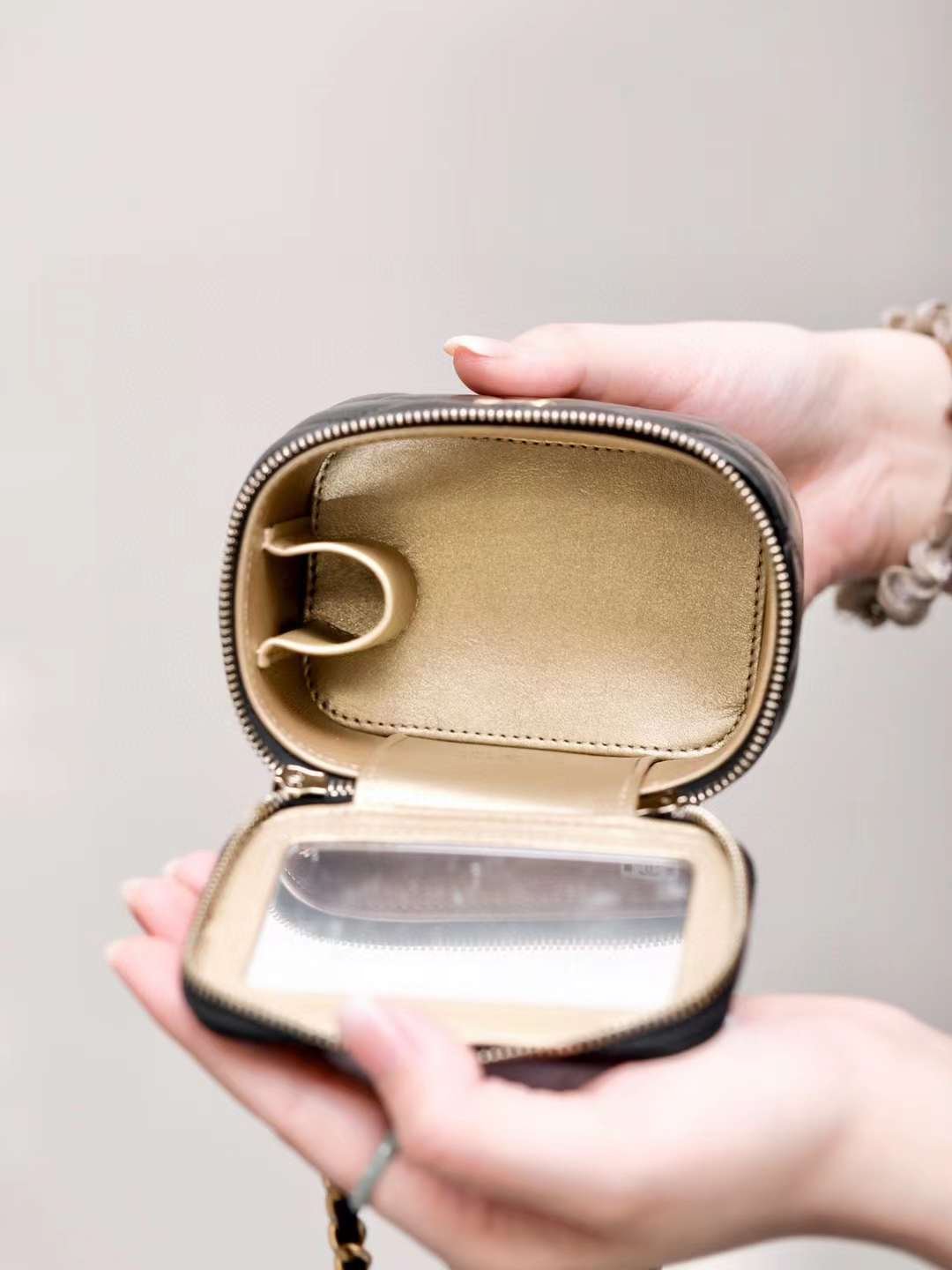 CHANEL 2024 NEW Classic golden ball red envelope