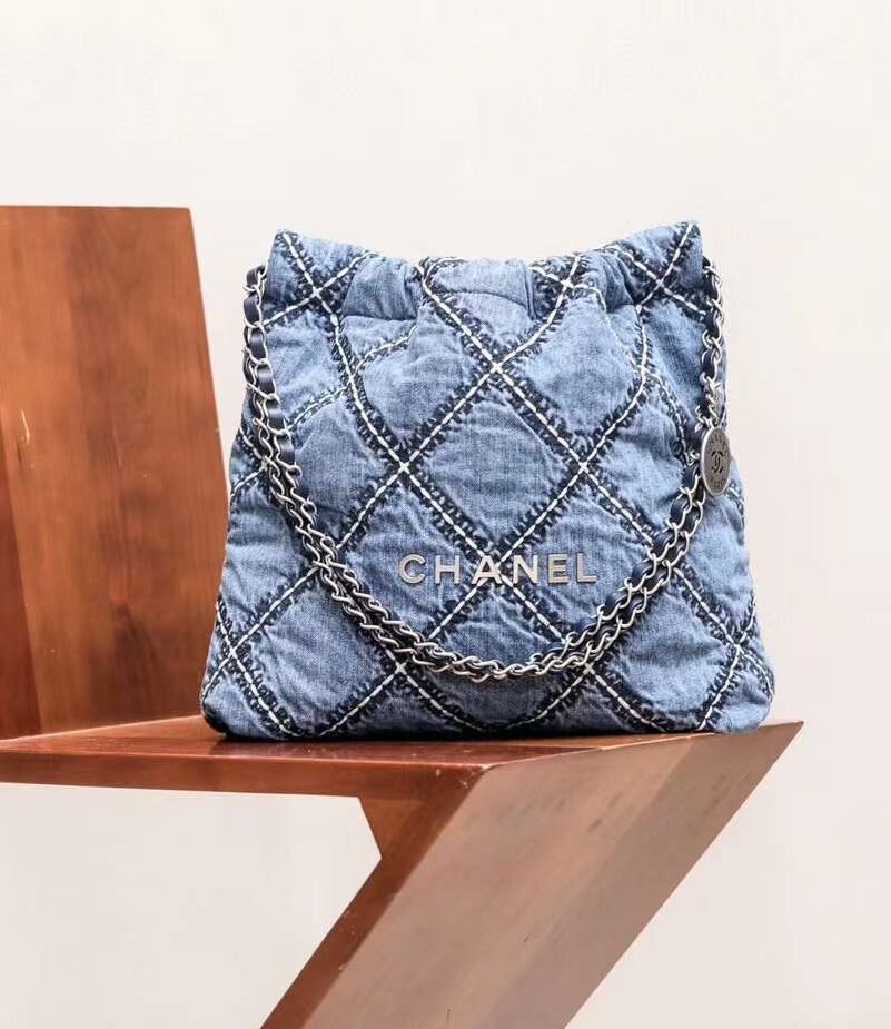 CHANEL 22  HANDBAG