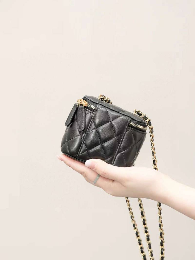 CHANEL 24A clutch with chain
