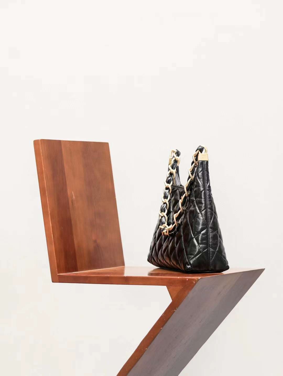 CHANEL 24A  Wandering underarm bag