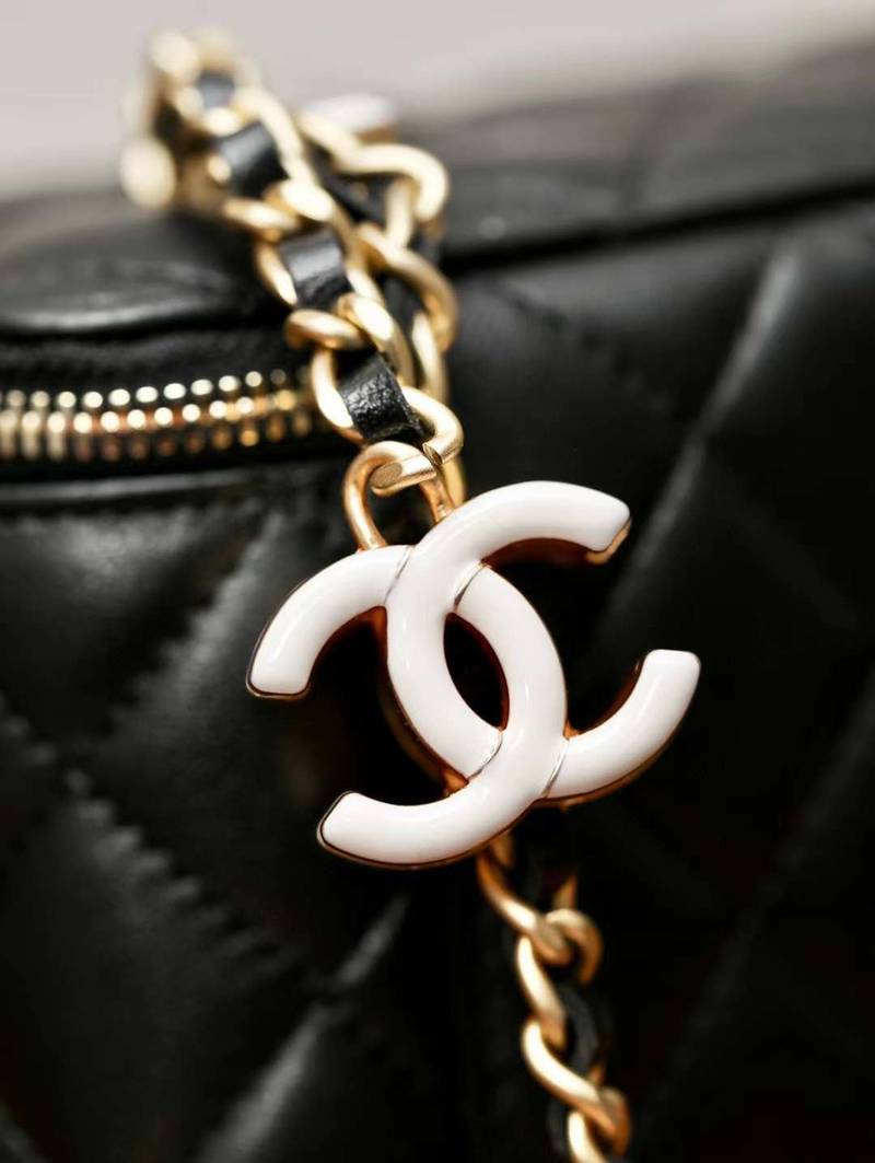 CHANEL 24A clutch with chain