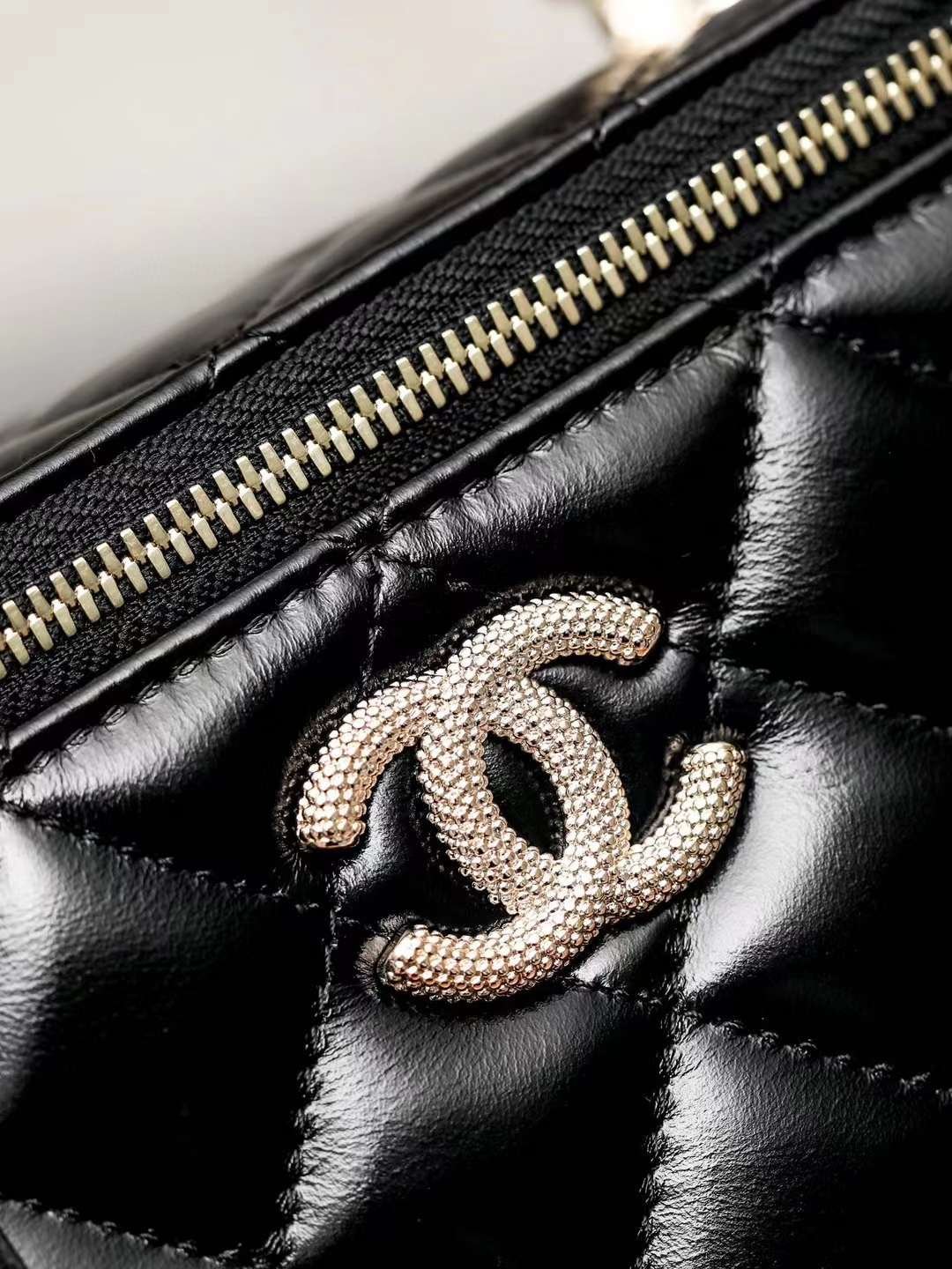CHANEL 24P Pearl makeup case bag