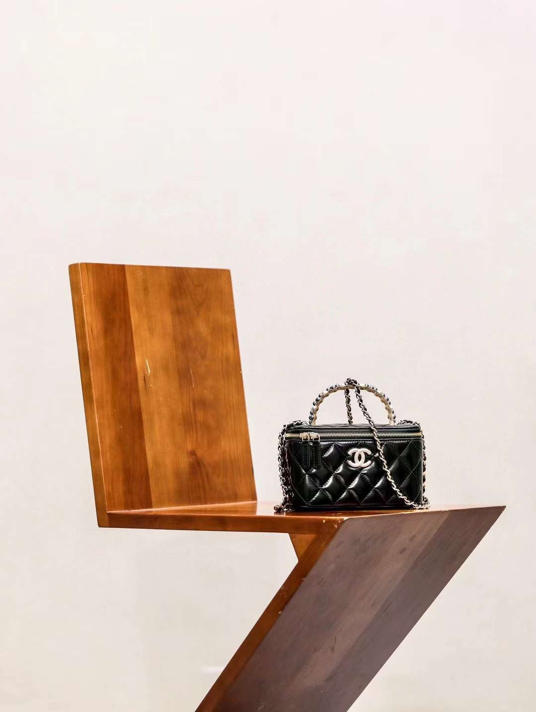 CHANEL 24P Pearl makeup case bag