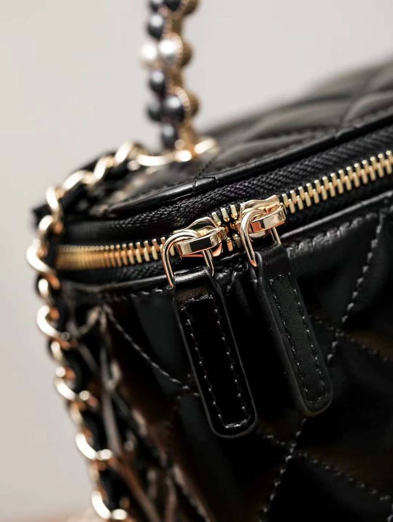 CHANEL 24P Pearl makeup case bag